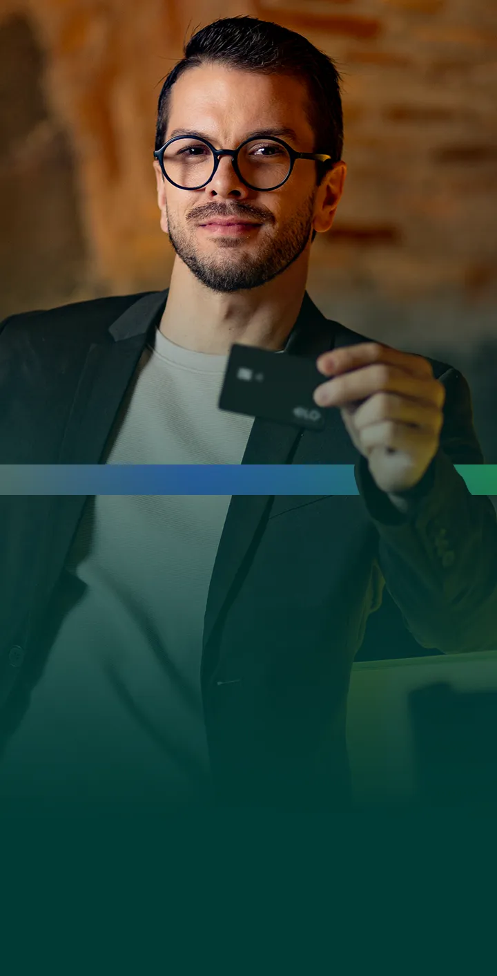 homem vestido de terno preto e oculos segurando cartão elo nanquim