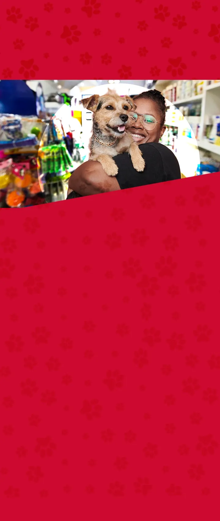 mulher segurando cachorro no colo, pomoção bradesco disponivel para todos os cartoes bradesco elo