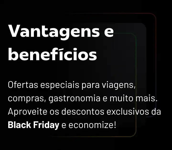 Mulher sorrindo com cartão elo na mão