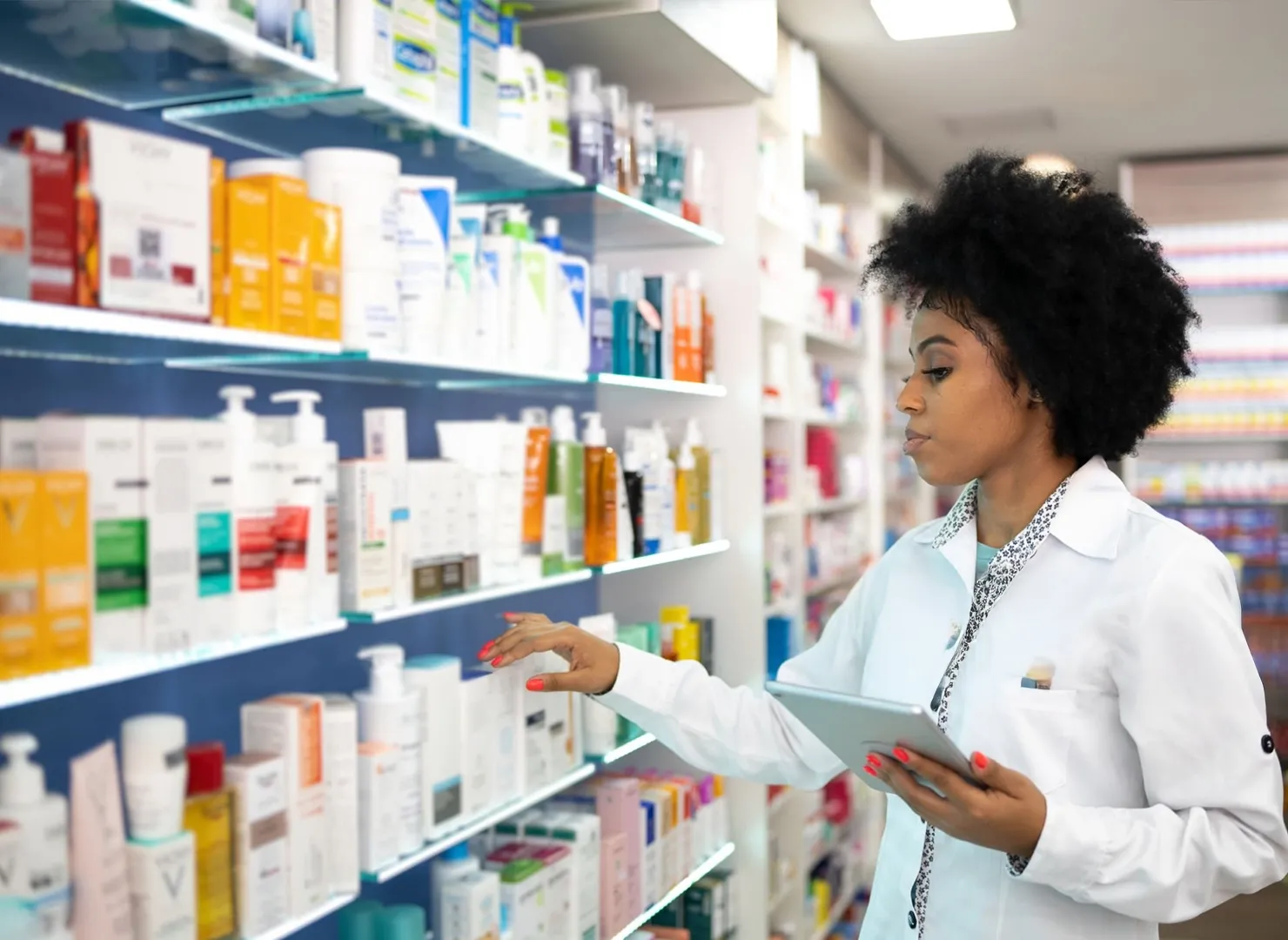 Mulher com jalco branco pegando remedio na farmacia