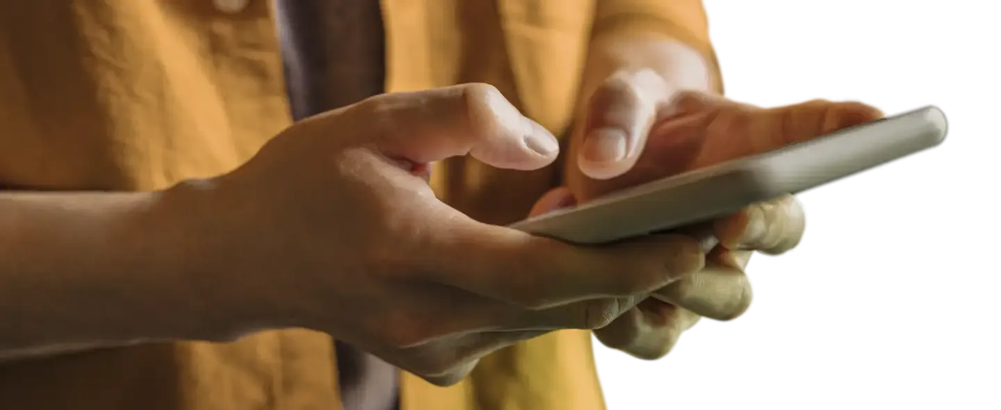 pessoa segurando o celular na mão