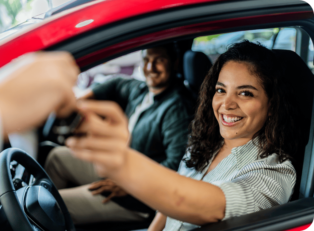 imagem de uma mulher e um homem no carro