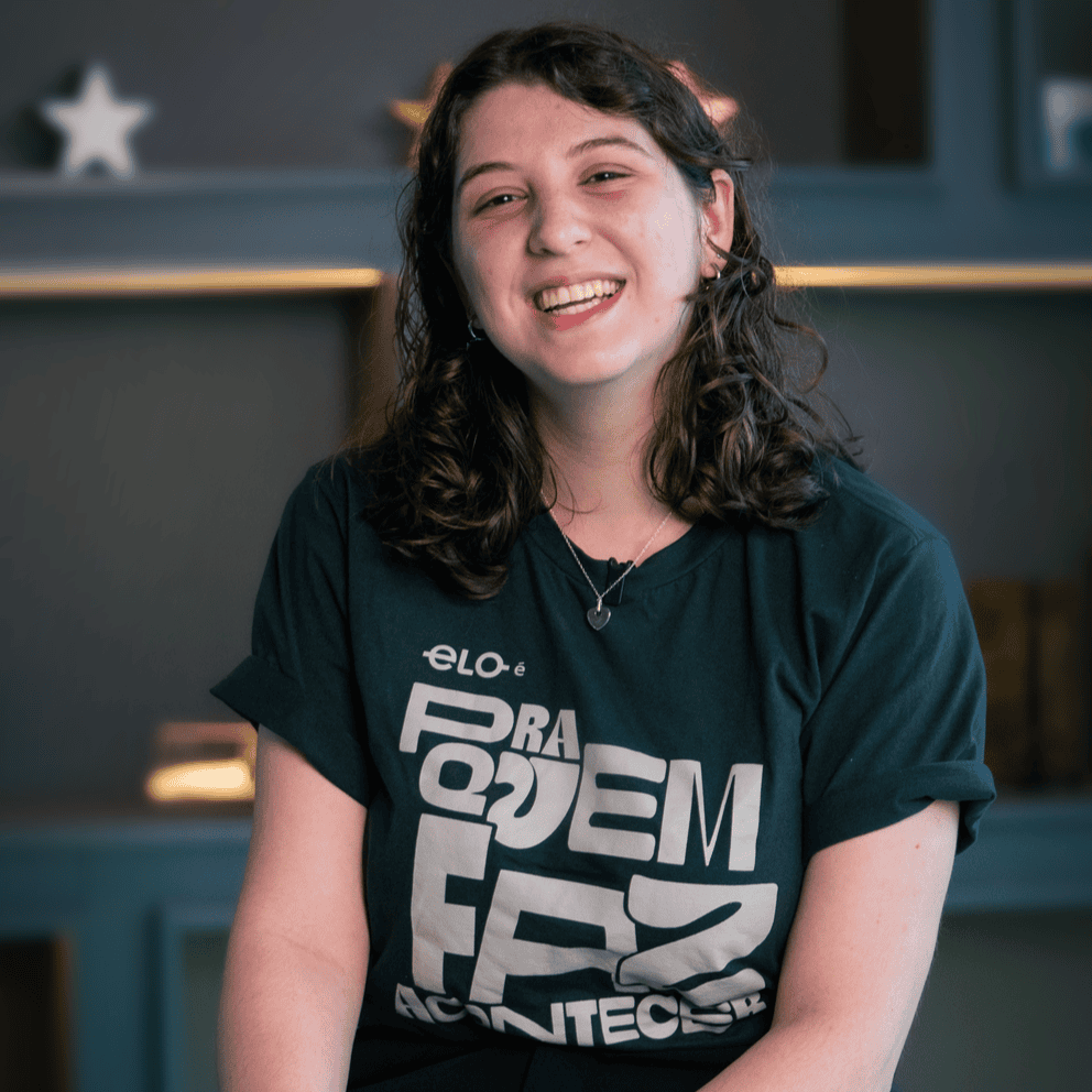 Arara de roupas com camisetas da Elo penduradas no cabide