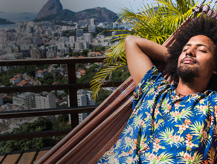 Homem dormindo na rede
