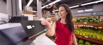 pessoa segurando o celular na mão