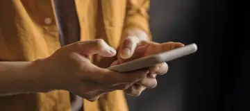 pessoa segurando o celular na mão