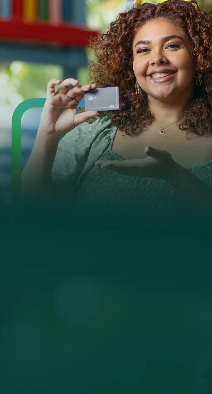 imagem mulher segurando cartão elo